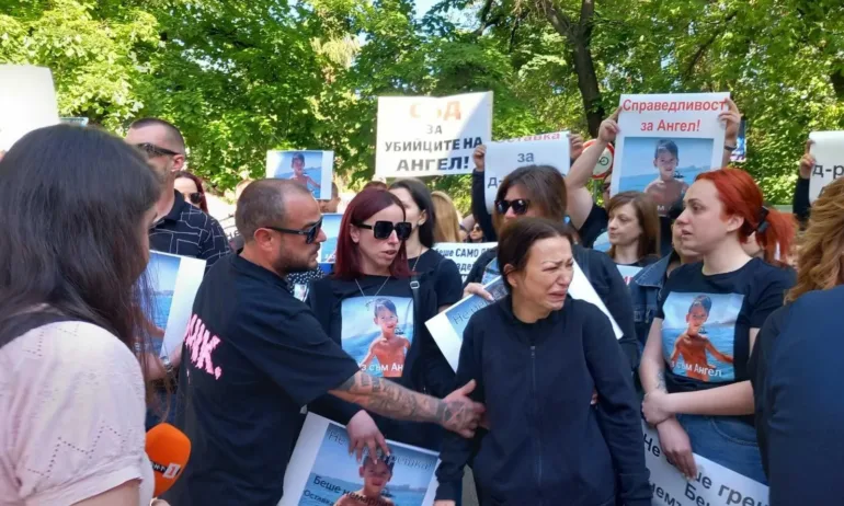 Убиец: Протестът в памет на 6-годишния Ангел се премести пред дома на анестезиолога д-р Мандев - Tribune.bg