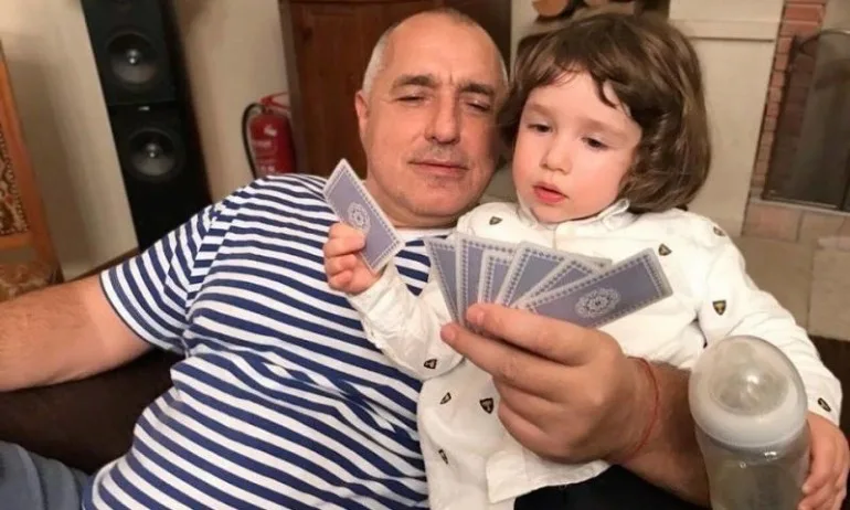 Малкият Бойко става на 3 - вече смята и играе на карти - Tribune.bg