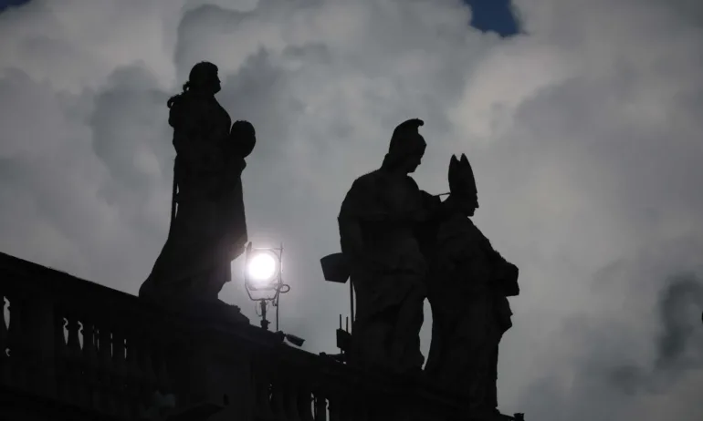 Черен дим над Сикстинската капела - отново няма избран папа - Tribune.bg