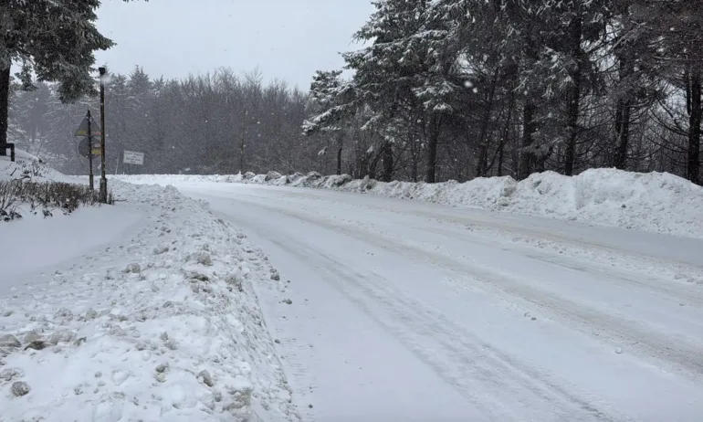 Сняг изненада шофьори преди Великден на прохода Шипка - Tribune.bg