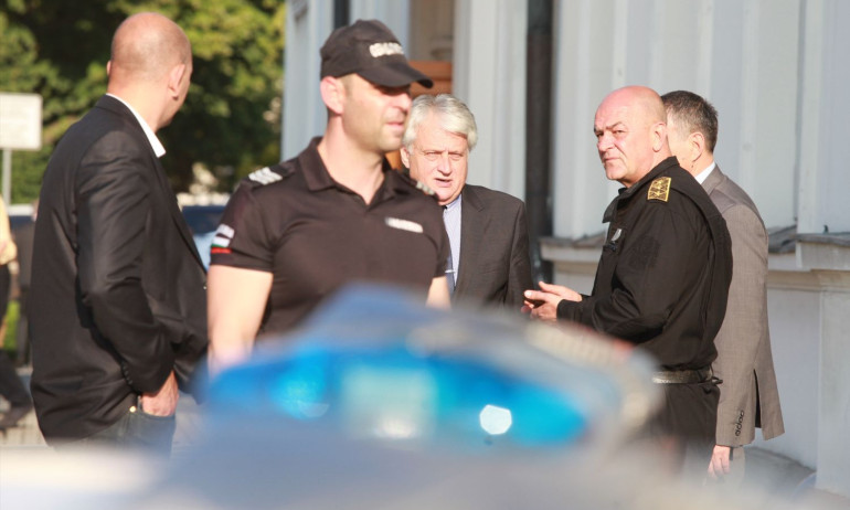 Рашков оборудва МВР с модерни мобилни подслушвателни коли - Tribune.bg