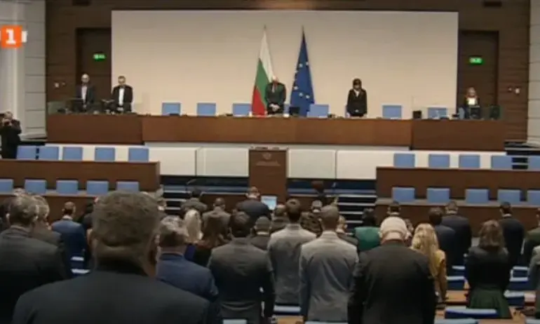 Депутатите почетоха с едноминутно мълчание паметта на патриарх Неофит - Tribune.bg