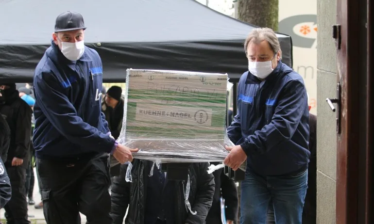 Пристигнаха първите 2400 дози от ваксината на Модерна - Tribune.bg