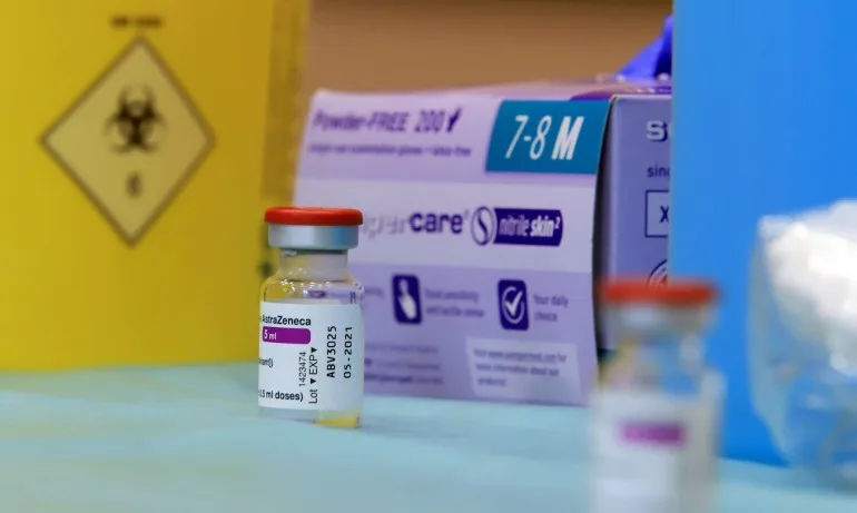 След доставката на Moderna, днес пристигнаха и дозите на AstraZeneca - Tribune.bg