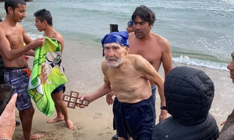 По стар стил: 93-годишен спасител хвана кръста на Йордановден - Tribune.bg