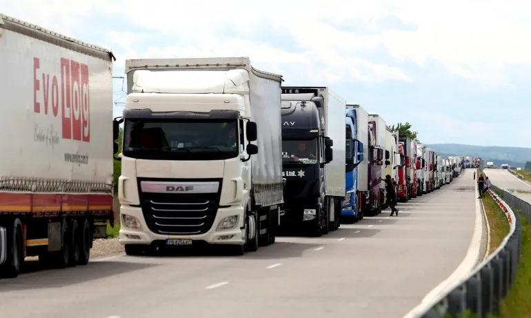 Протест заради продължаващите опашки: Камиони блокираха Дунав мост ІІ - Tribune.bg