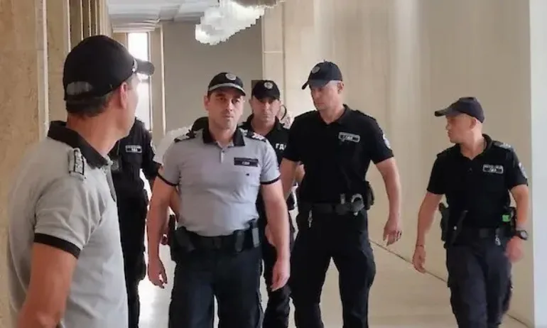 Съдът остави в ареста Георги Семерджиев, в колата му открити стоп палка, нож и маска - Tribune.bg
