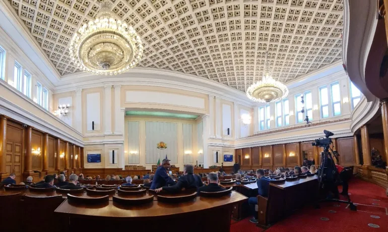 Всички небитови потребители ще получат компенсации за скъпия ток - Tribune.bg