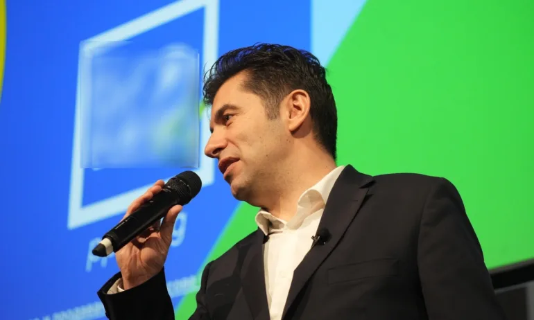 Предозиране: Кирил Петков агитира в самолет - Tribune.bg