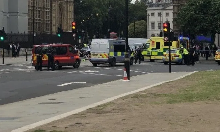 Двама са ранени, след като кола се вряза в британския парламент - Tribune.bg