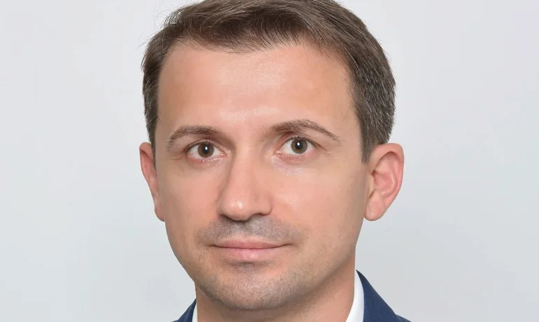 2 000 бутилки вода от фирма на родителите на зам.-областния управител на Хасково ще се раздава в изборната нощ - Tribune.bg