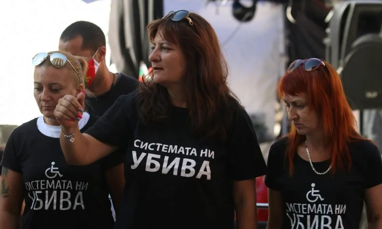 Системата искат оставката на Караянчева, преминавали към действия, нетипични за майки - Tribune.bg