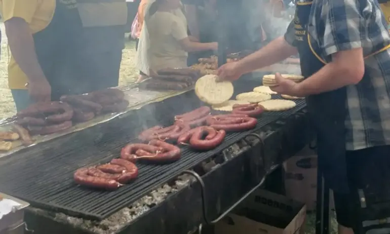 Данъчни се качили на Рожен за събора, установили, че половината сергии и скари не издават касов бон - Tribune.bg