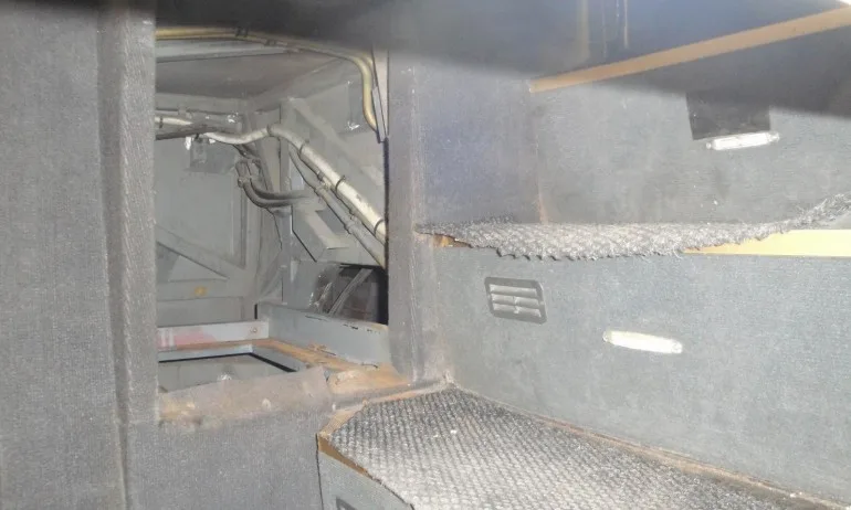Гранични полицаи откриха трима нелегални имигранти, скрити в тайник на автобус - Tribune.bg