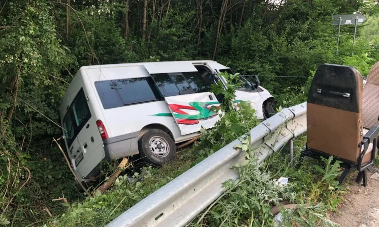 След вчерашната катастрофа в Ловешко – двама остават в болница - Tribune.bg