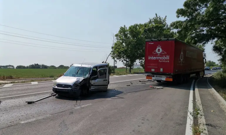 Запалил се камион затвори пътя Русе-Бяла, в участъка между Борово
