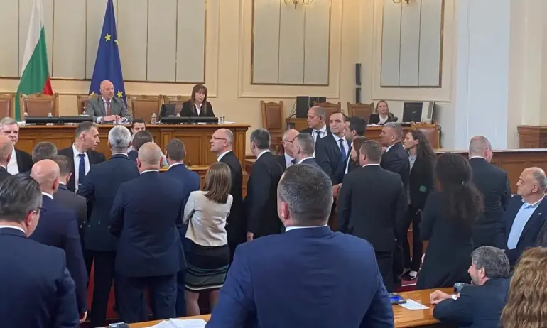 От два опита: Възраждане не позволиха на Явор Божанков да се изкаже от трибуната - Tribune.bg