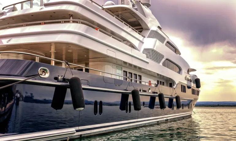 Яхта с 31 туристи и 14-членен екипаж потъна край Египет - Tribune.bg