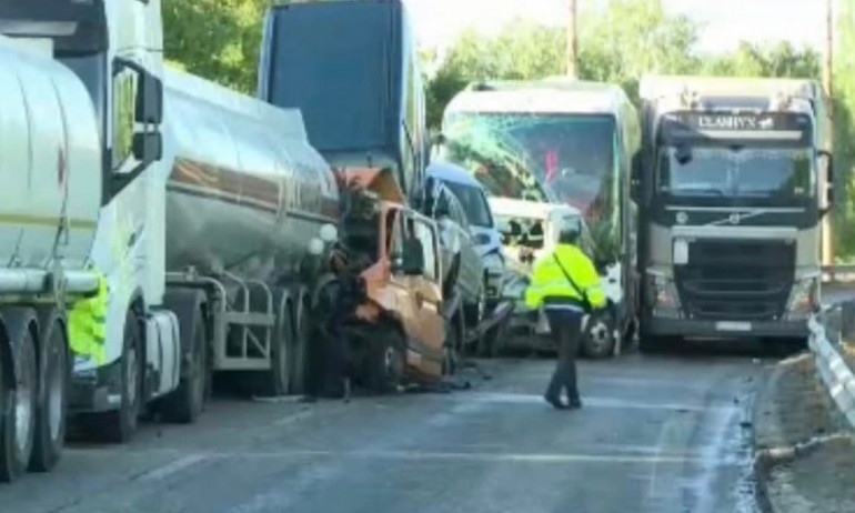 Два камиона се сблъскаха край Дунав мост, след тях катастрофира и автобус (ОБНОВЕНА) - Tribune.bg