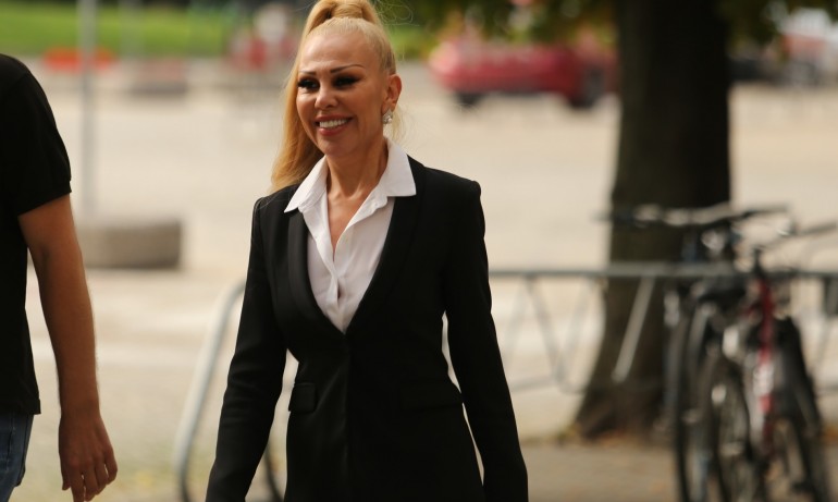 Луна разочарована: Измамиха ни отново…Комунистическият терор продължава - Tribune.bg