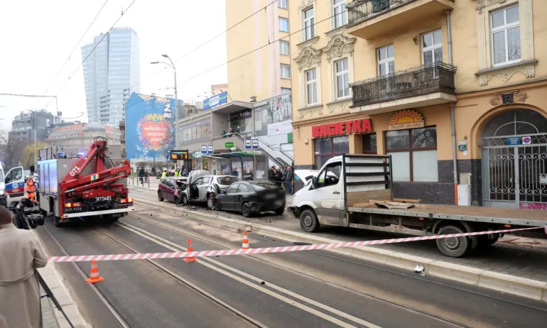 Кола помете пешеходци в Полша, има много ранени (СНИМКИ) - Tribune.bg