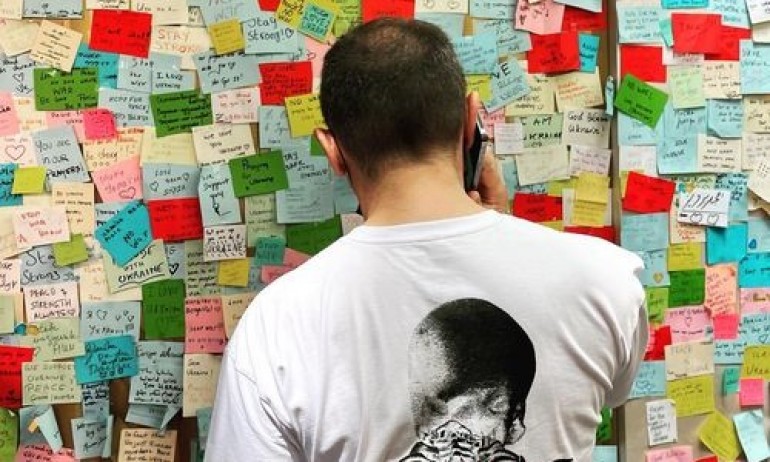 Черепа се подиграва с Украйна: търси си призовките на стена с призиви срещу войната - Tribune.bg