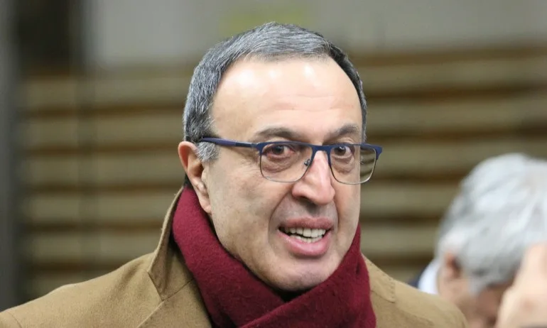 Петър Стоянов разказа какво е имало в куфарчето на Ханке - Tribune.bg