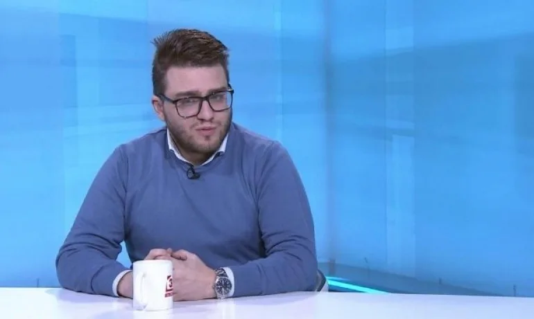 Изключително е забавно как целият умнокрасивитет се хвана на очевиден фотошоп... - Tribune.bg