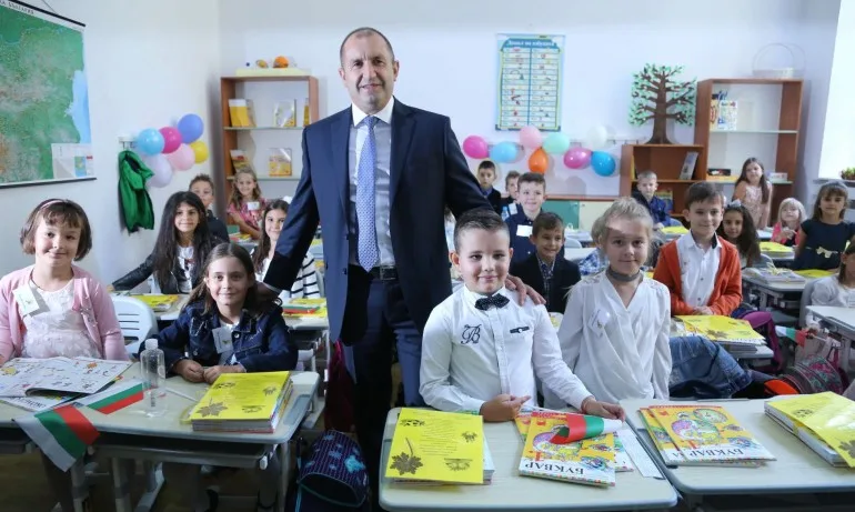 Радев употреби първия учебен ден за нова престрелка с управляващите - Tribune.bg