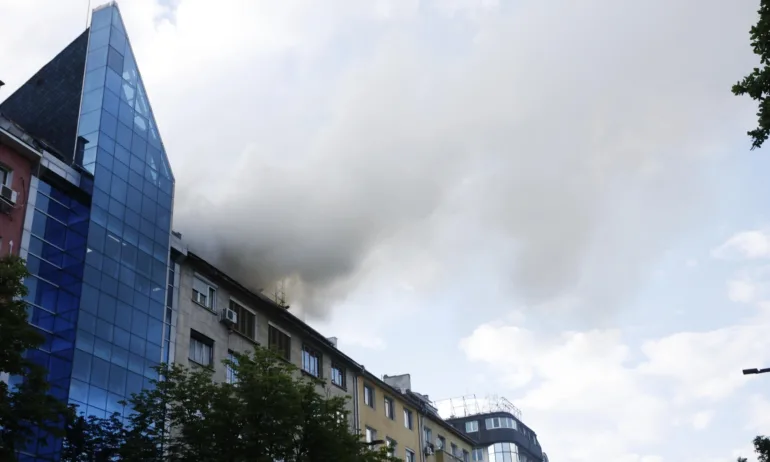 Пожар пламна в сграда в центъра на София - Tribune.bg