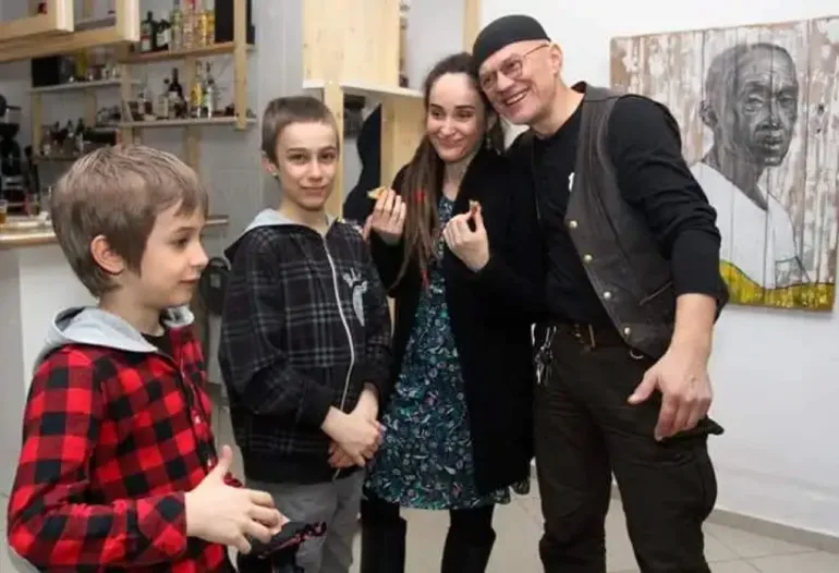 Дари със синовете си Батбаян и Севар и съпругата си - художничката Натали Ранчева