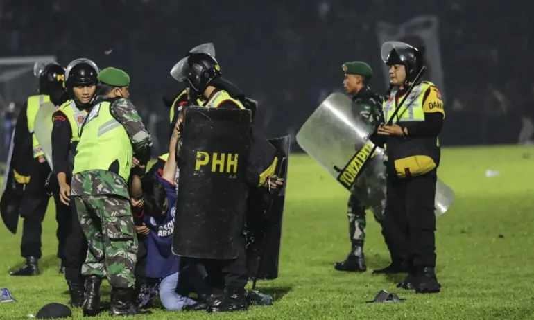 Сблъсъци на футболен мач в Индонезия, стотици загинали и ранени (СНИМКИ) - Tribune.bg