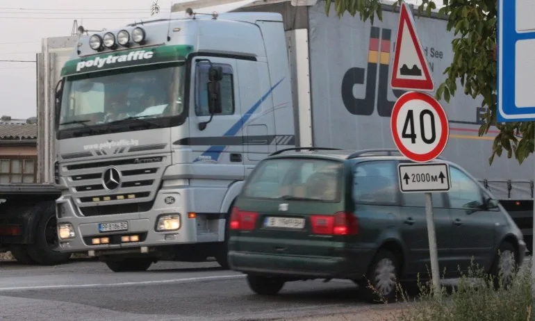 От днес: Спират камионите всеки петък и неделя до септември - Tribune.bg