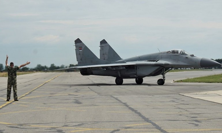 Бомбена заплаха за пътнически самолет вдигна българските изтребители МиГ-29 от