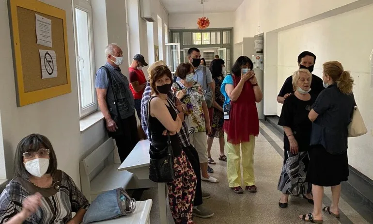 Повече от час се чака за гласуване в 110 СУ в Захарна фабрика, избиратели си тръгват - Tribune.bg