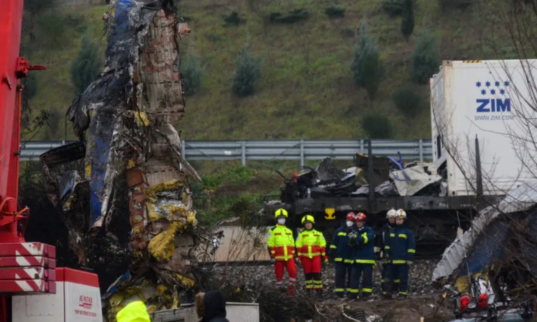 Взети са ДНК-проби от откритите тела след влаковата катастрофа в Гърция - Tribune.bg