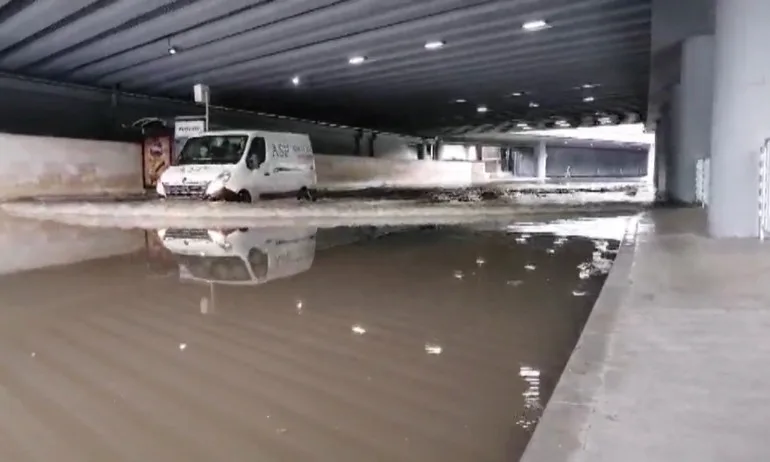 След пороя: Пловдив под вода, евакуираха 120 деца, бременни и трудноподвижни хора - Tribune.bg