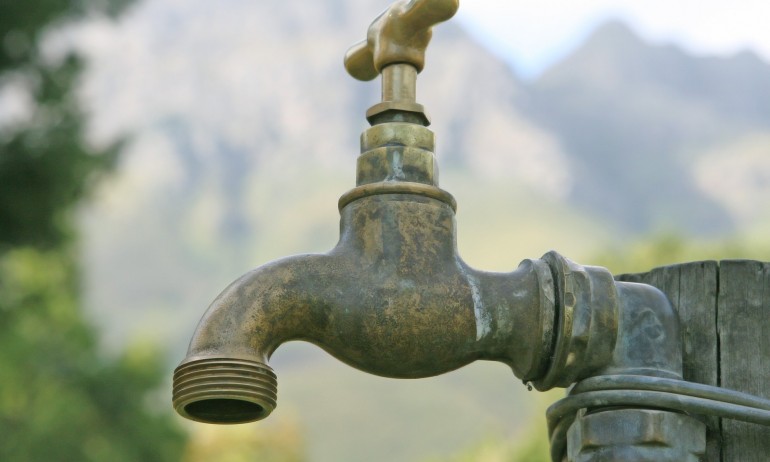 Солено: 1634 лв. студена вода за месец плати възрастно семейство от русенско село - Tribune.bg