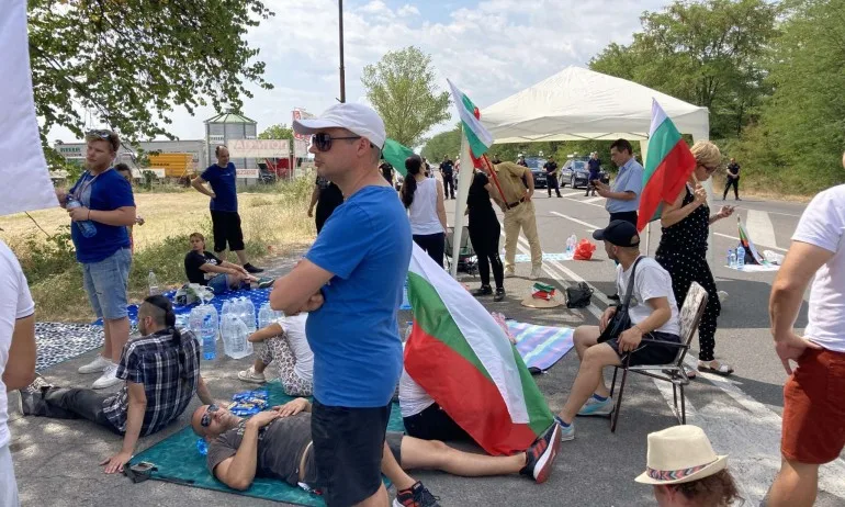 Подстъпите от Стара Загора към Тракия са блокирани, полицията не допуска протеста на магистралата - Tribune.bg