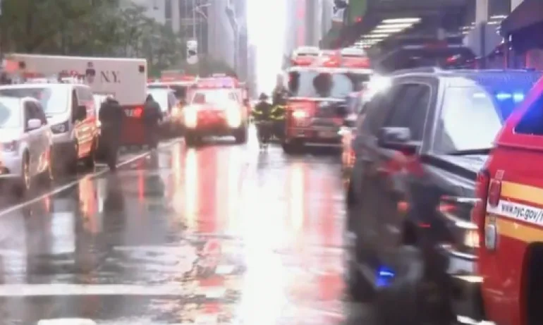 Хеликоптер се вряза в жилищна сграда в Манхатън - Tribune.bg