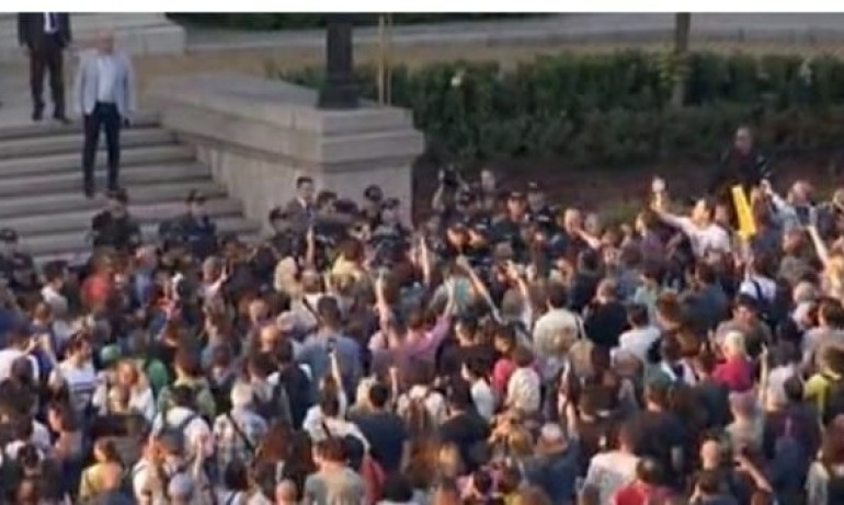 Симпатизанти на ПП замерваха с бутилки Тошко Йорданов и Костадин Костадинов - Tribune.bg