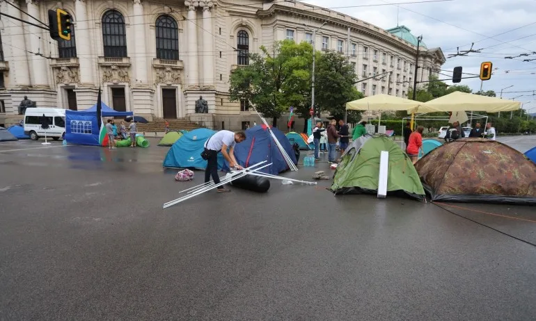 В знак на добра воля: Протестиращите пред СУ местят лагера си - Tribune.bg