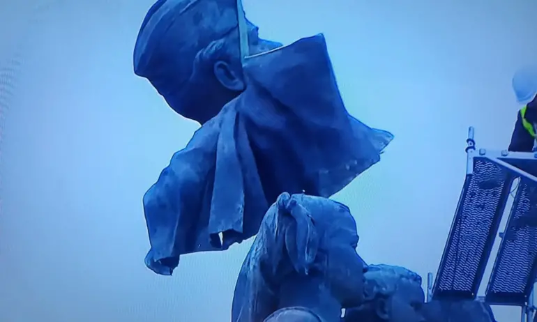 Продължава демонтажът на Паметника на Съветската армия, тази сутрин работниците