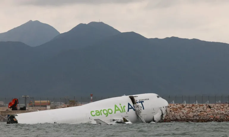 Самолет излезе от пистата на летището в Хонконг и падна в морето - Tribune.bg