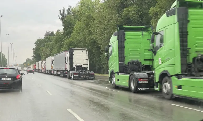 Транспортният бранш обяви протестна готовност: МРРБ спешно да се заеме с тол системата - Tribune.bg