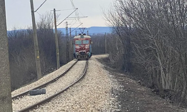 Товарен влак дерайлира в Карловско - Tribune.bg