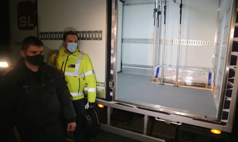 Пристигна първата пратка от 28 800 дози с ваксини на Oxford/AstraZeneca - Tribune.bg