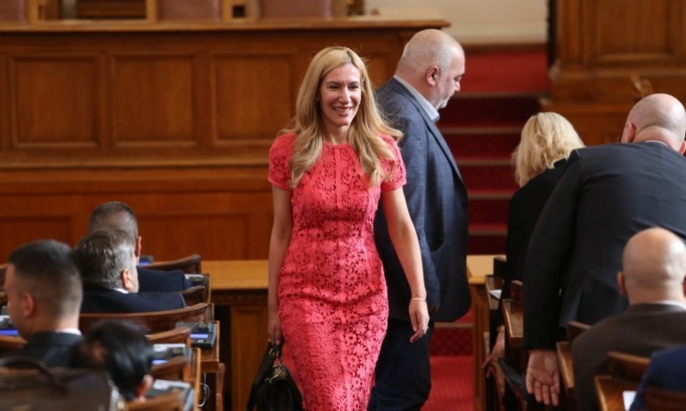 Ангелкова: ПП отлага приемането на компенсации в туризма - Tribune.bg