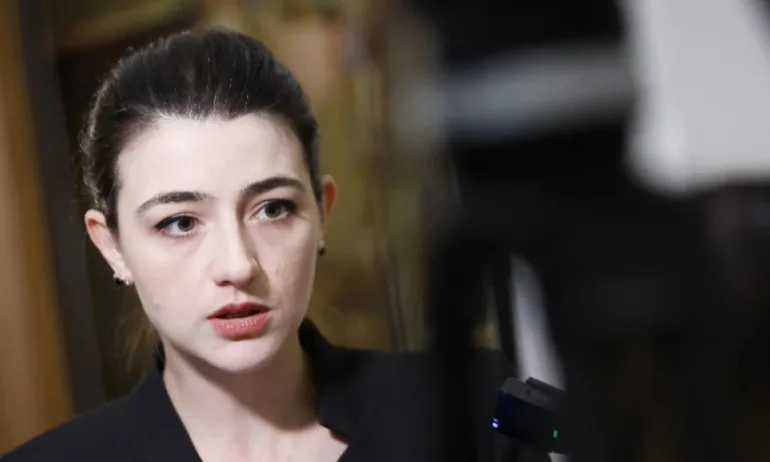 Лена Бориславова: Очакваме Пеевски отново да спаси правителството - Tribune.bg