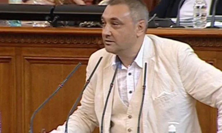 Андрей Чорбанов от ИТН от парламентарната трибуна: Явно, че ваксините не работят толкова добре - Tribune.bg